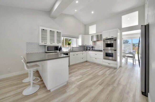 Building Photo - 5565 Ostin Ave