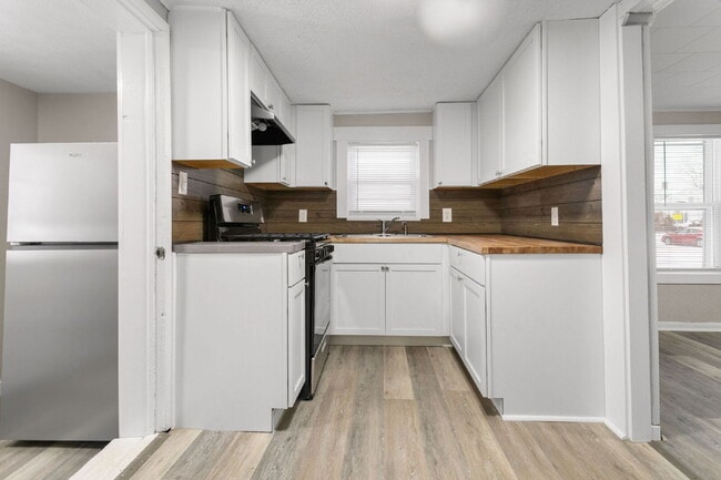 Building Photo - Walking distance to Central Park!