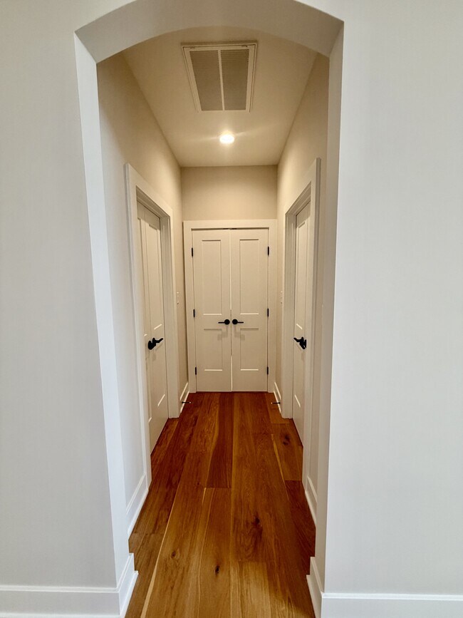 Building Photo - 204 Crest Ridge Ct