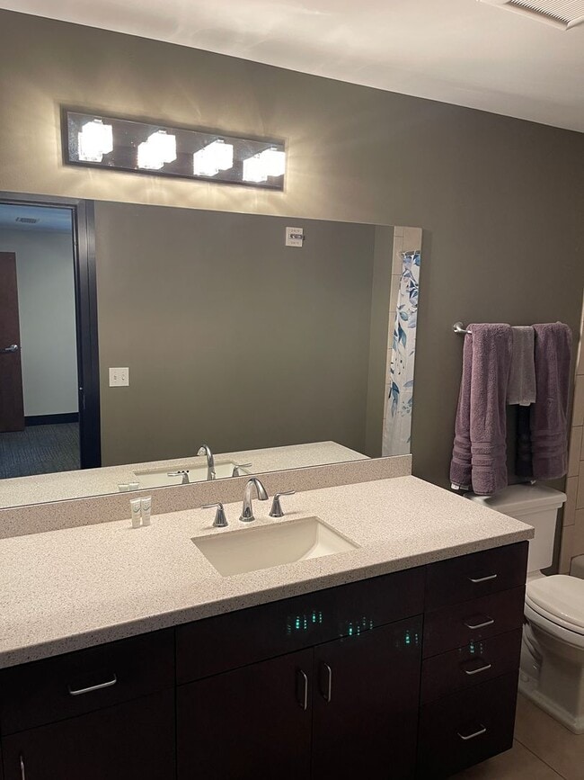 Building Photo - Beautiful Downtown Condo!