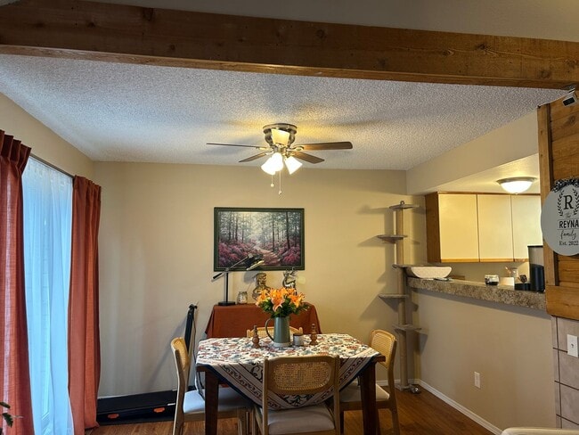 Building Photo - Charming 2 bedroom with 1 car garage