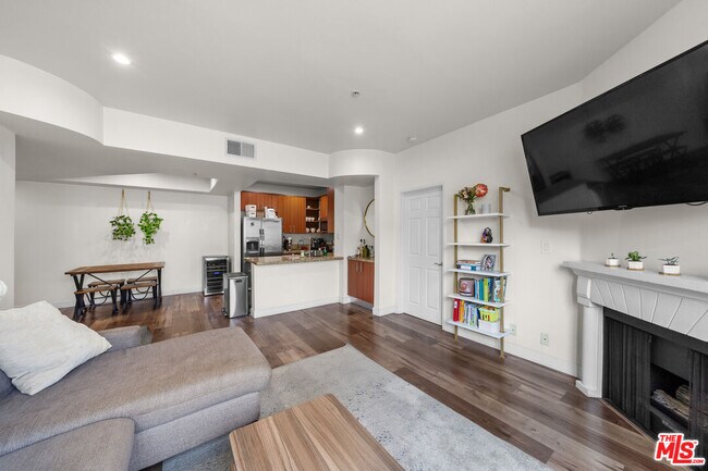 Building Photo - 620 S Gramercy Pl