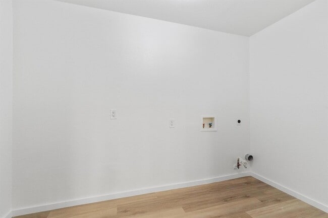 Building Photo - 9730 Anderson Village Dr