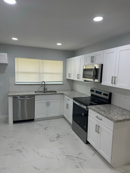 Building Photo - 224 Birch St