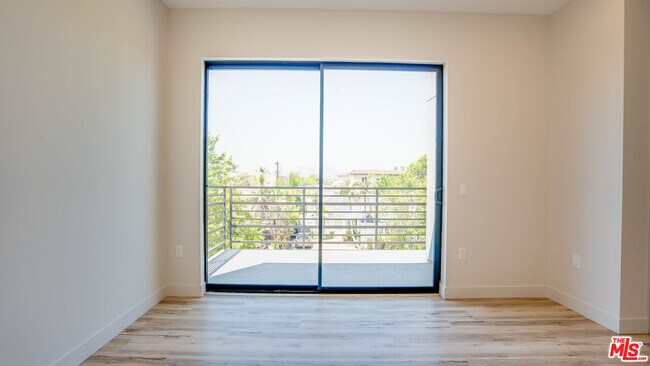 Building Photo - 1540 S Hayworth Ave
