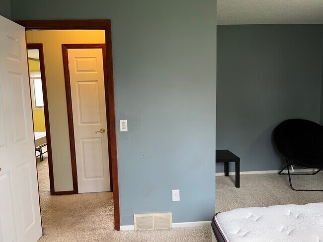 Building Photo - 806 Chateau Dr