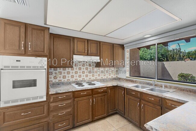 Building Photo - 2063 E Aspen Dr