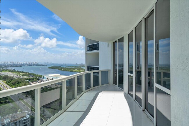 Building Photo - 15811 Collins Ave