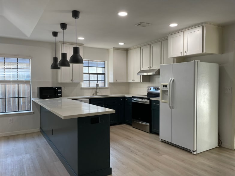 Building Photo - 2201 Pin Oak Rd