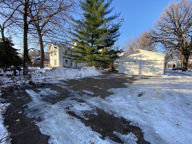 Garage and parking area - 1011 19th Ave NE