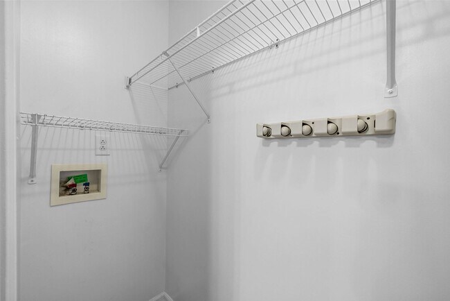 Building Photo - 3 Bedroom Pet Friendly Home For Rent Close...