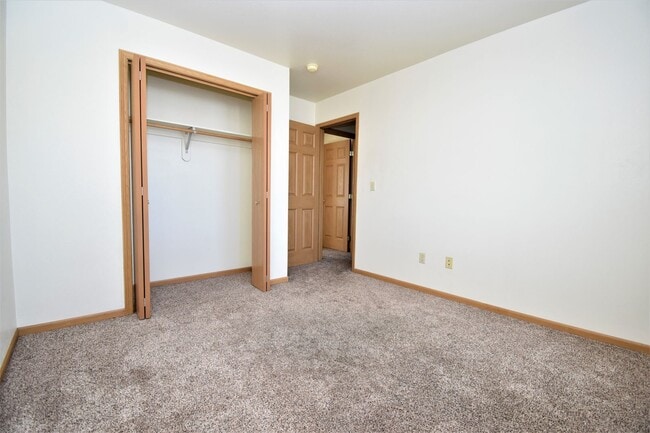 Building Photo - Townhouse style 2 bedroom 1.5 Bath with Attached Garage! Great Location!
