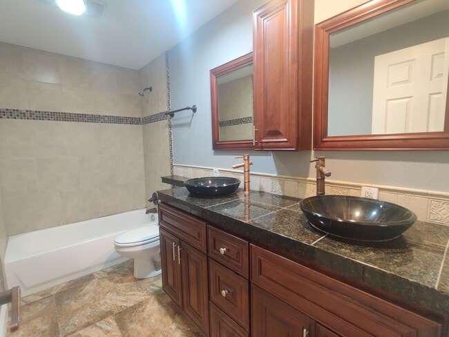 Building Photo - Updated Condo in West Richland