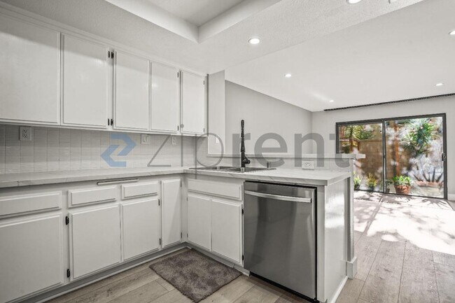 Building Photo - 16810 Picadilly Ln