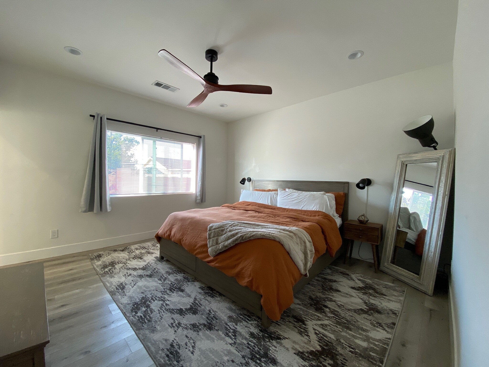Building Photo - 13115 Siemon Ave