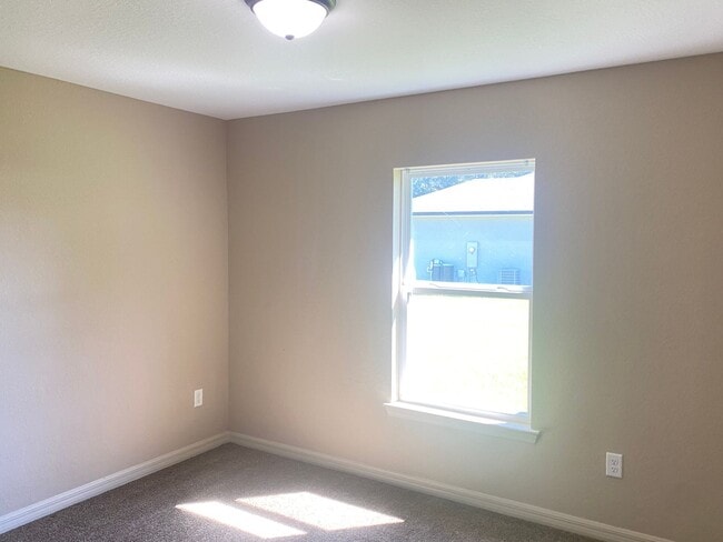 Building Photo - Maintenance-Free 4 Bedroom Rental!
