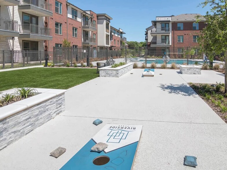 Building Photo - 2800 NE Green Oaks Blvd