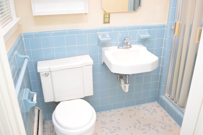 Building Photo - 4 Bed, 3 Bath Well-Located Brick Home in Lake Hickory Country Club For Rent!