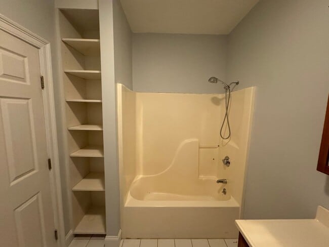 Building Photo - Cozy 1 Bedroom Apartment
