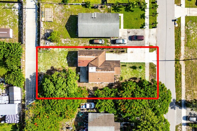 Building Photo - 230 SW 6th Ave