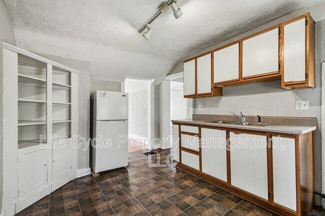 Building Photo - 329 Charles Ave SE