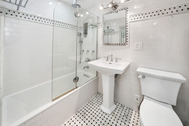 Building Photo - 465 W 23rd St