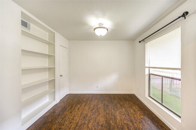 Building Photo - 2120 Wilcrest Dr