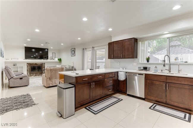 Building Photo - 2121 Rosanna St