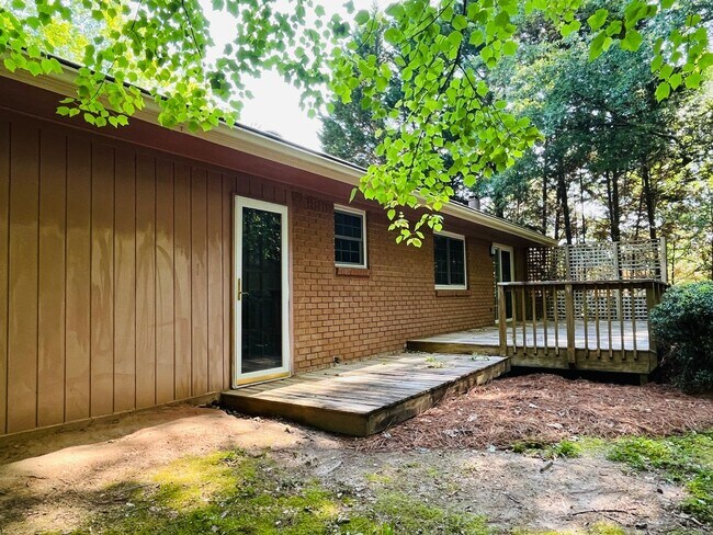 Building Photo - Cute cottage! 3 bed, 2 full bath, large bo...