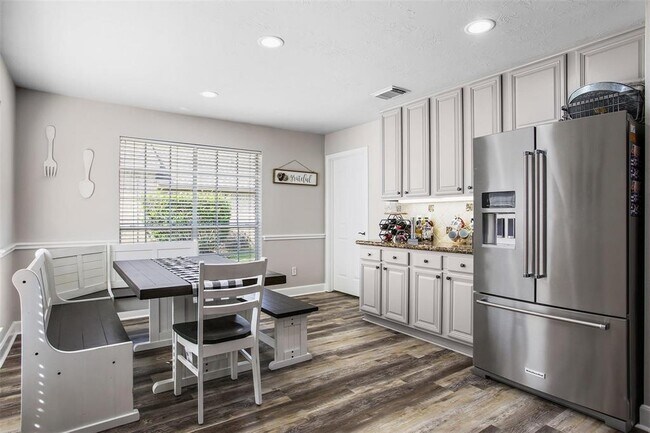 Building Photo - 617 Woodview Dr
