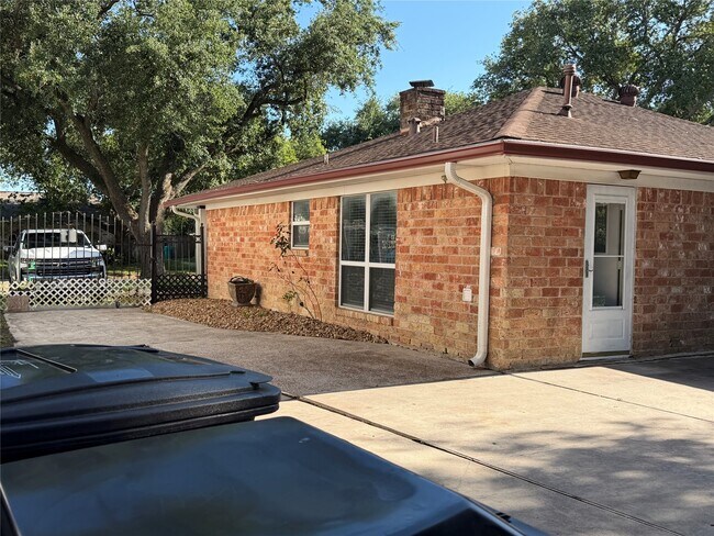 Building Photo - 11107 Sageking Dr