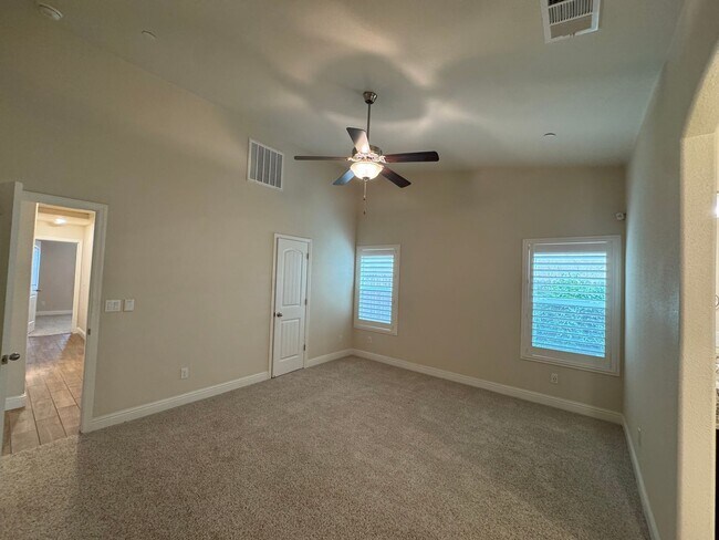 Building Photo - 493 Crescent Ln