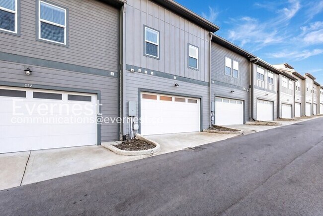 Building Photo - Limited Time Special Offer / 3 Bed/2.5 Bath Townhome with Garage / Pet-Friendly / Vouchers Accept...