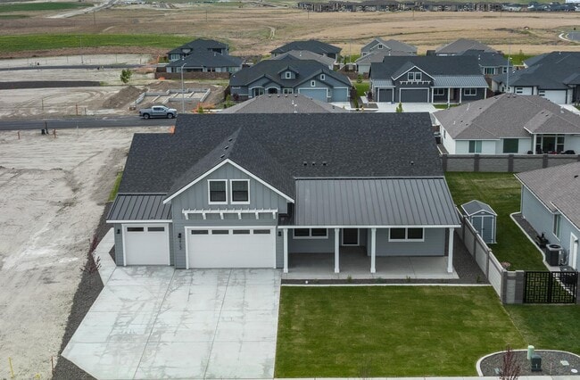 Building Photo - Generational suite w/separate entrance!