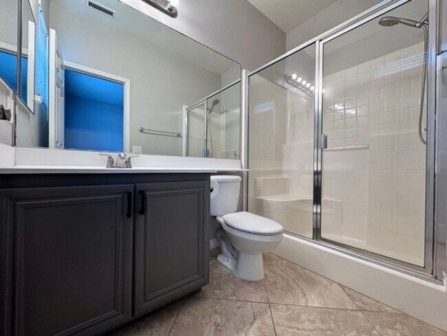 Building Photo - Discover this beautifully upgraded 5 bedro...
