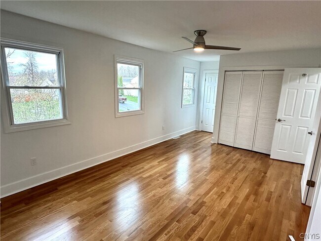 Building Photo - 8662 Bayview Dr