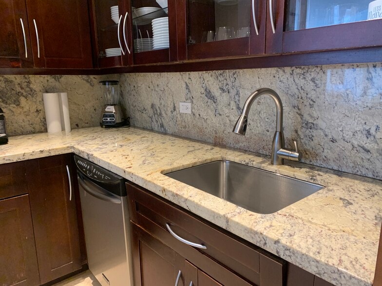 Building Photo - 905 Brickell Bay Dr