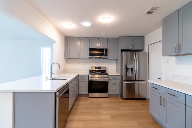 Building Photo - 10766 Parkdale Ave