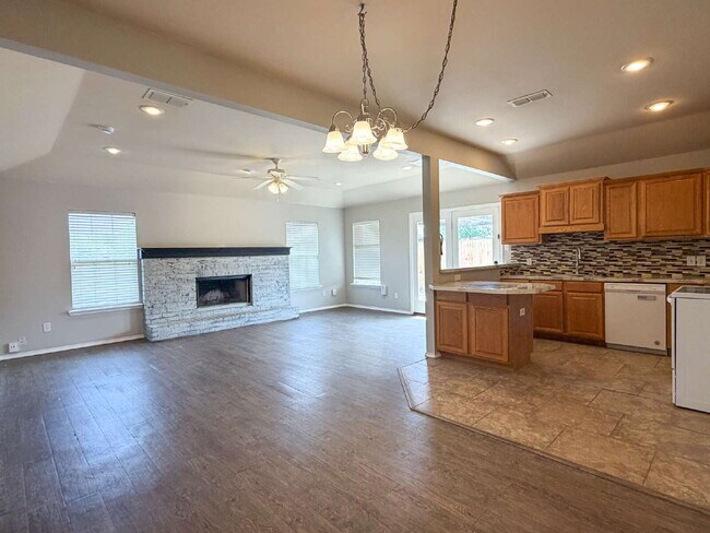 Building Photo - 3 Bedroom 2 Bath Located in Cooper District!