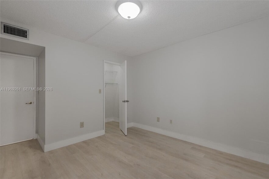 Building Photo - 9150 Fontainebleau Blvd