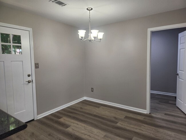 Building Photo - Spacious 3-Bed, 2-Bath Home in a Quiet Neighborhood