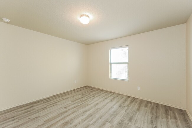 Building Photo - 5910 Aspen Gdn