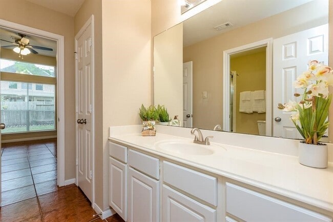Building Photo - 3926 Palace Springs