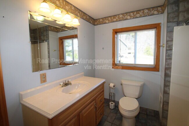 Building Photo - 94 Lakeshore Dr