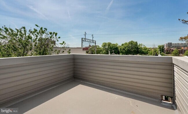 Building Photo - 1546 N Darien St