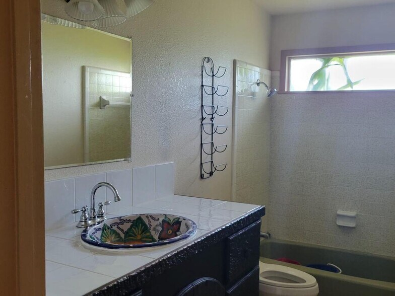 hall bath - 43A N Coria St