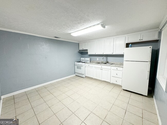 Building Photo - 428 Circus St