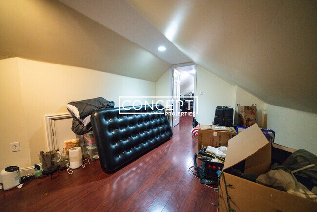 Building Photo - 4 Iroquois St