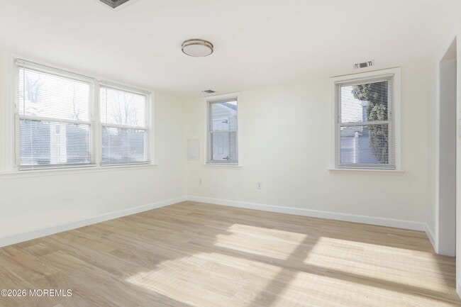 Building Photo - 127 7th St