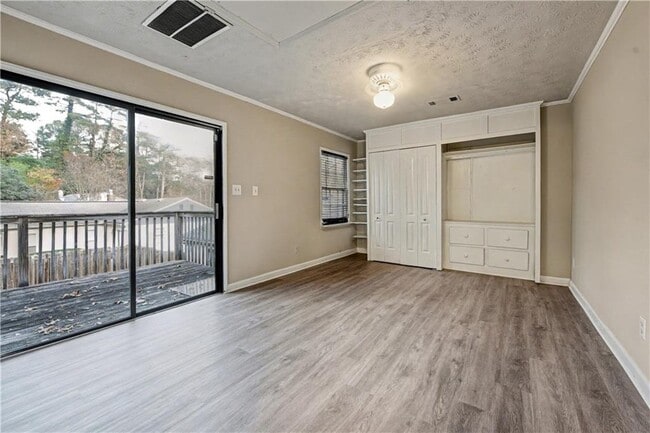 Building Photo - 2008 Shalimar Dr NE